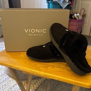 Vionic Black Faux Fur Quilted Slippers